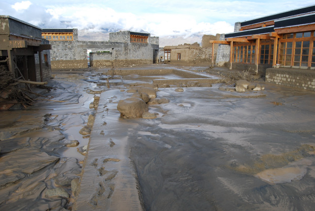 The science courtyard...|<b>flooded by very soft mud. The mark left by the mud in the wall of central courtyard is clearly noticeable</b>