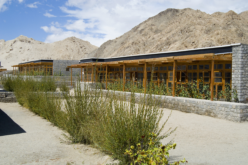 South-facing residences, with anti-seismic cross-bracing and trombe walls|South-facing residences, with anti-seismic cross-bracing and trombe walls